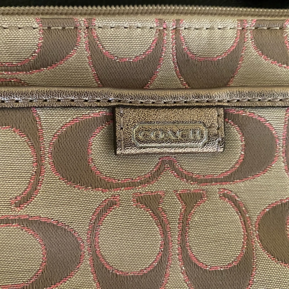 ❌❌ SOLD ❌❌ Coach light khaki and gold Wristlet NWT never worn, tag attached - Picture 5 of 6